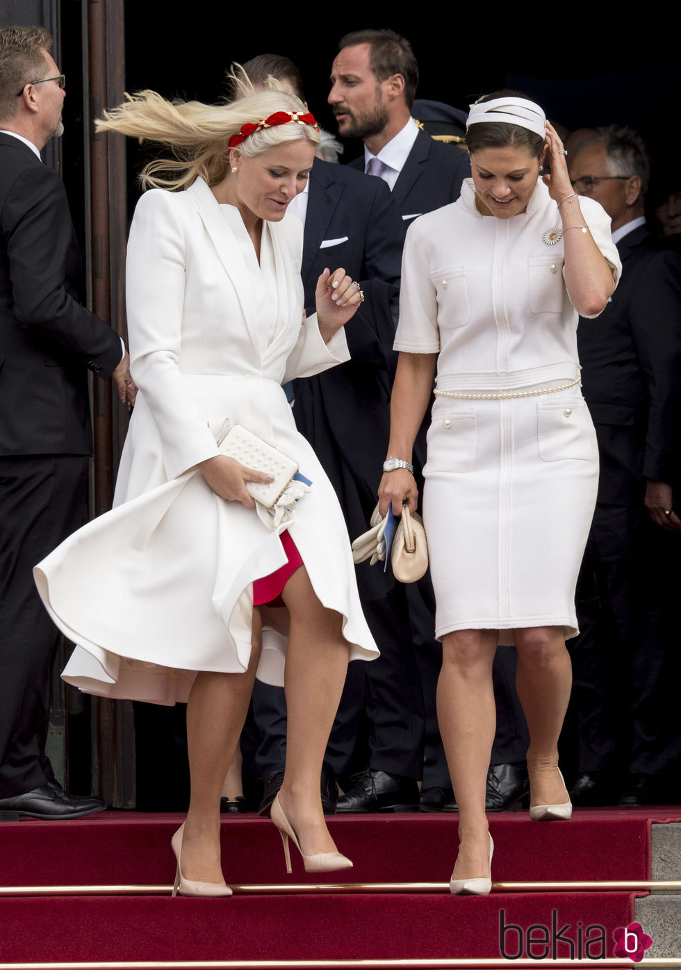 Mette-Marit de Noruega y Victoria de Suecia, a punto de salir volando en el 75 cumpleaños de Margarita de Dinamarca