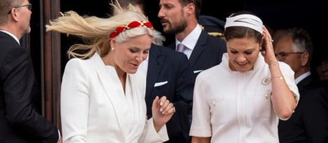 Mette-Marit de Noruega y Victoria de Suecia, a punto de salir volando en el 75 cumpleaños de Margarita de Dinamarca