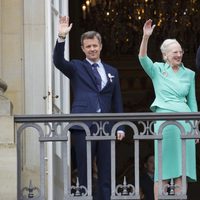 Margarita de Dinamarca con sus hijos Federico y Joaquín en la celebración de su 75 cumpleaños