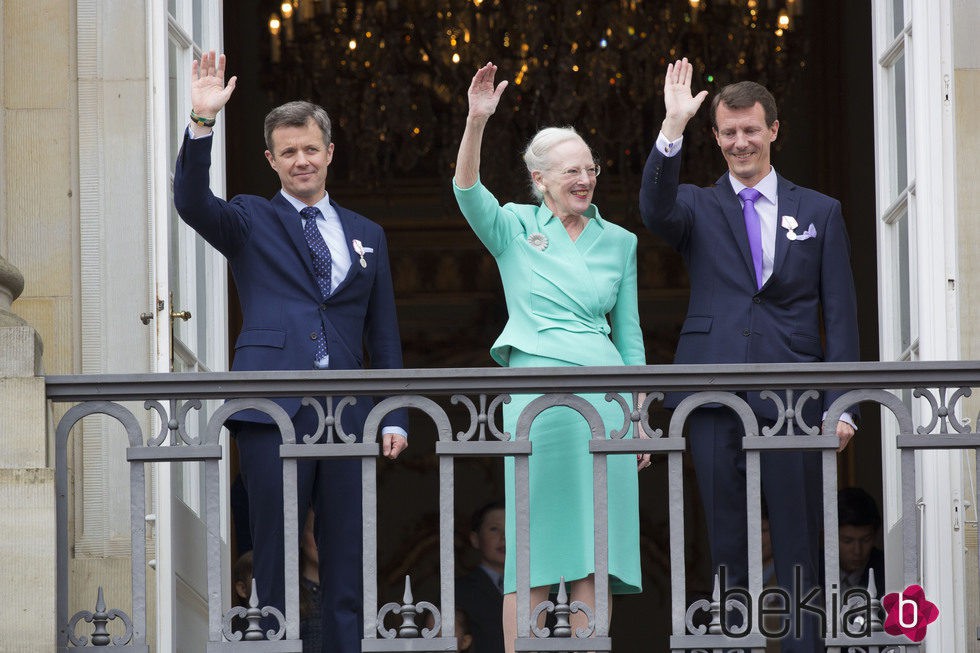 Margarita de Dinamarca con sus hijos Federico y Joaquín en la celebración de su 75 cumpleaños