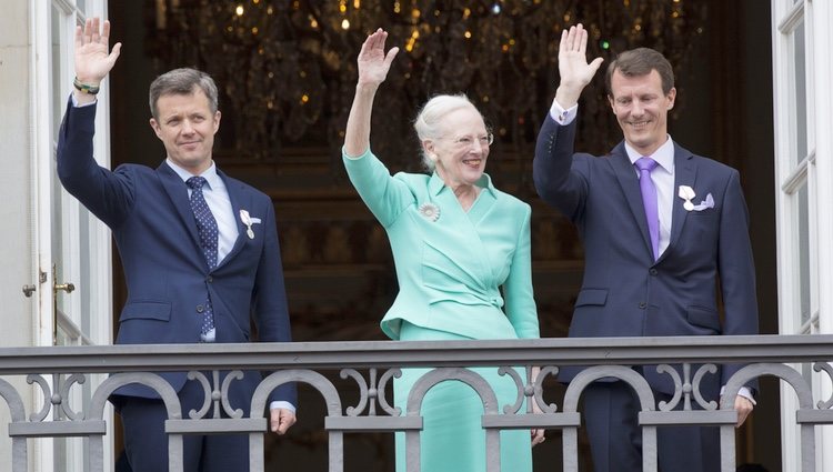 Margarita de Dinamarca con sus hijos Federico y Joaquín en la celebración de su 75 cumpleaños