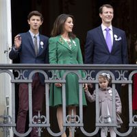 Joaquín y Marie de Dinamarca con sus hijos en el 75 cumpleanos de Margarita de Dinamarca