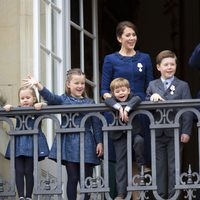 Federico y Mary de Dinamarca con sus hijos en el 75 cumpleanos de Margarita de Dinamarca