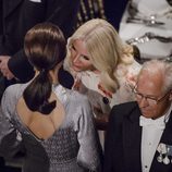 Mary de Dinamarca y Mette-Marit de Noruega hablando en la cena de gala por el 75 cumpleaños de Margarita de Dinamarca