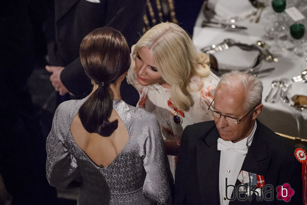 Mary de Dinamarca y Mette-Marit de Noruega hablando en la cena de gala por el 75 cumpleaños de Margarita de Dinamarca