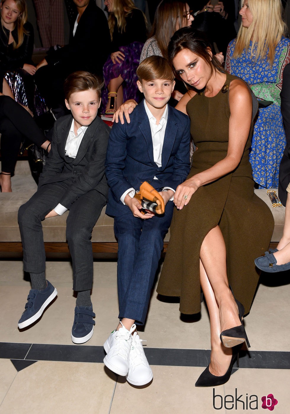 Victoria Beckham con sus hijos Cruz y Romeo en el desfile de Burberry 'London in Los Angeles'