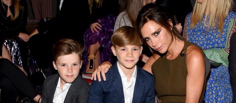 Victoria Beckham con sus hijos Cruz y Romeo en el desfile de Burberry 'London in Los Angeles'