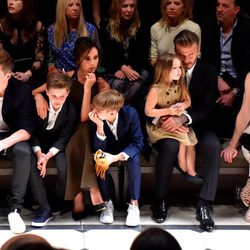 David y Victoria Beckham con sus cuatro hijos en el desfile de Burberry 'London in Los Angeles'