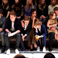 David y Victoria Beckham con sus cuatro hijos en el desfile de Burberry 'London in Los Angeles'