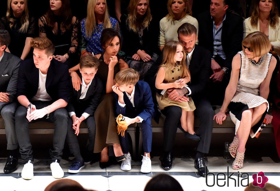 David y Victoria Beckham con sus cuatro hijos en el desfile de Burberry 'London in Los Angeles'