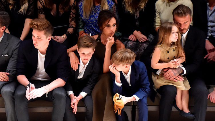 David y Victoria Beckham con sus cuatro hijos en el desfile de Burberry 'London in Los Angeles'