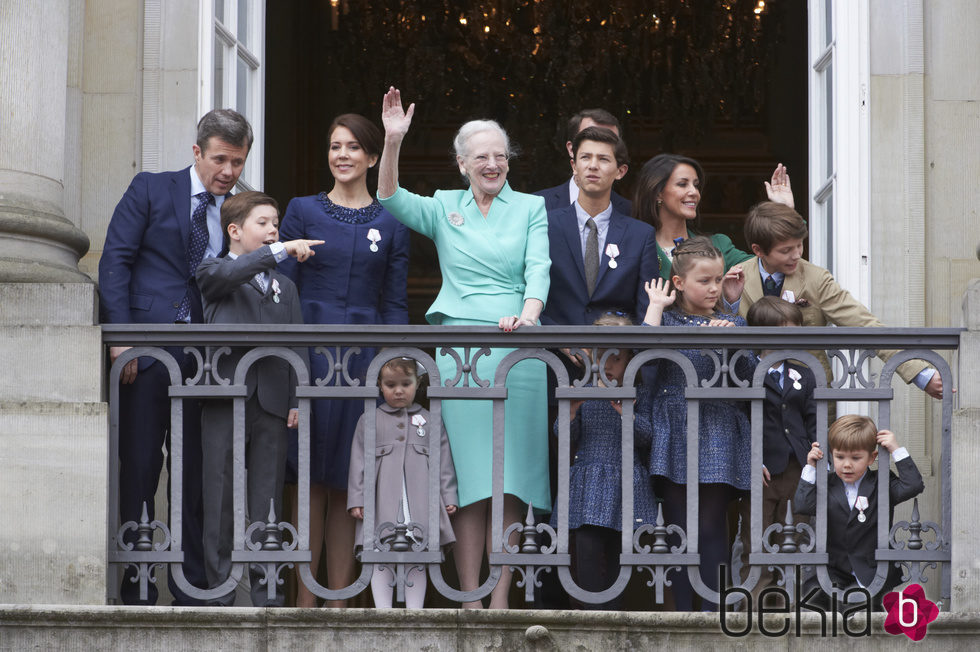 Margarita de Dinamarca con sus hijos, nueras y nietos en la celebración de su 75 cumpleaños