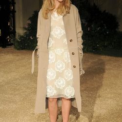 Suki Waterhouse en una fiesta organizada por Burberry en Los Angeles