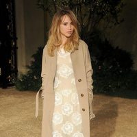 Suki Waterhouse en una fiesta organizada por Burberry en Los Angeles