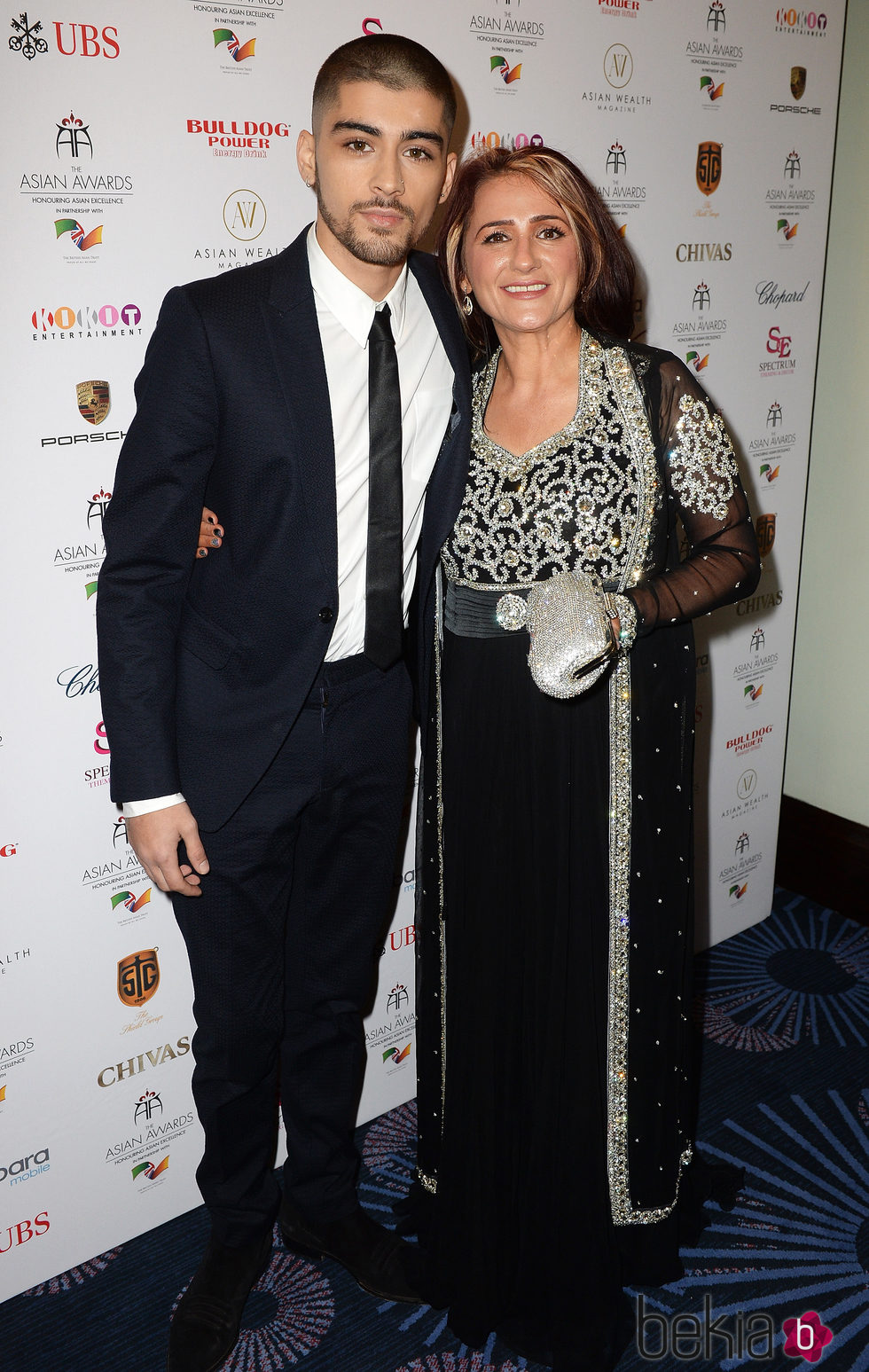 Zayn Malik y su madre en los Asian Awards 2015