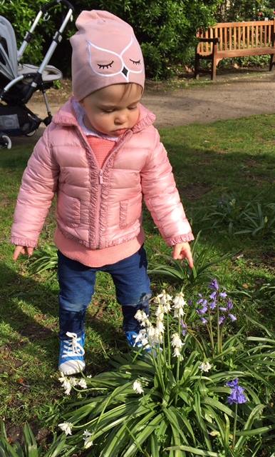 La Princesa Leonor da un paseo primaveral con su madre, Magdalena de Suecia