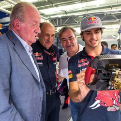 El Rey Juan Carlos habla animadamente con Carlos Sainz padre e hijo