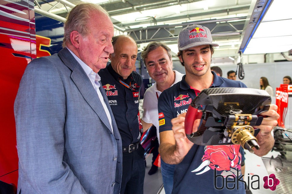 El Rey Juan Carlos habla animadamente con Carlos Sainz padre e hijo