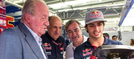 El Rey Juan Carlos habla animadamente con Carlos Sainz padre e hijo