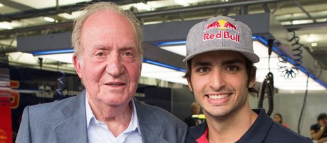 El Rey Juan Carlos posa junto a Carlos Sainz hijo que se estrena en Toro Rosso