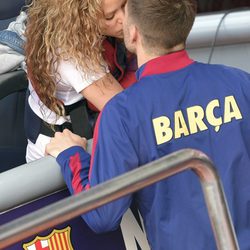 Shakira le da un piquito a Gerard Piqué en el Camp Nou