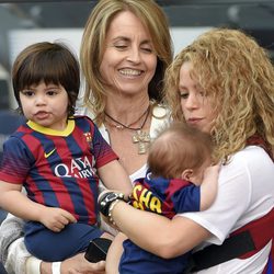 Shakira en el Camp Nou con Milan, Sasha y Monserrat Bernabeu