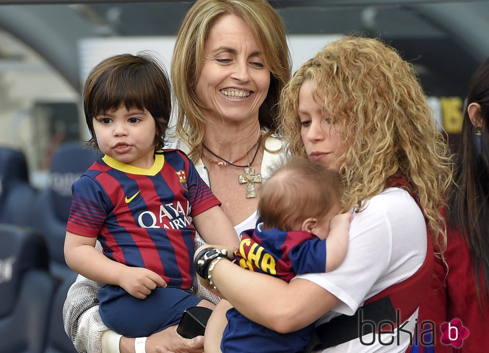 Shakira en el Camp Nou con Milan, Sasha y Monserrat Bernabeu