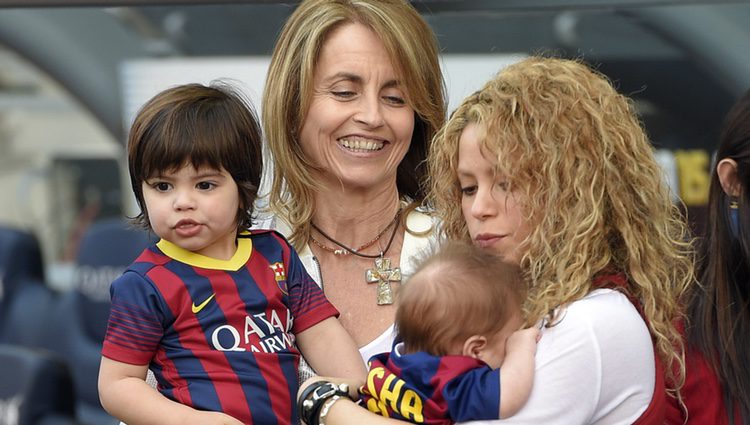 Shakira en el Camp Nou con Milan, Sasha y Monserrat Bernabeu