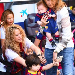 Shakira y Monserrat Bernabeu llevan a Milan y Sasha a un partido del Barça