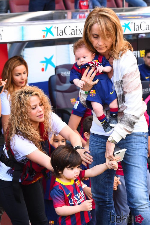 Shakira y Monserrat Bernabeu llevan a Milan y Sasha a un partido del Barça