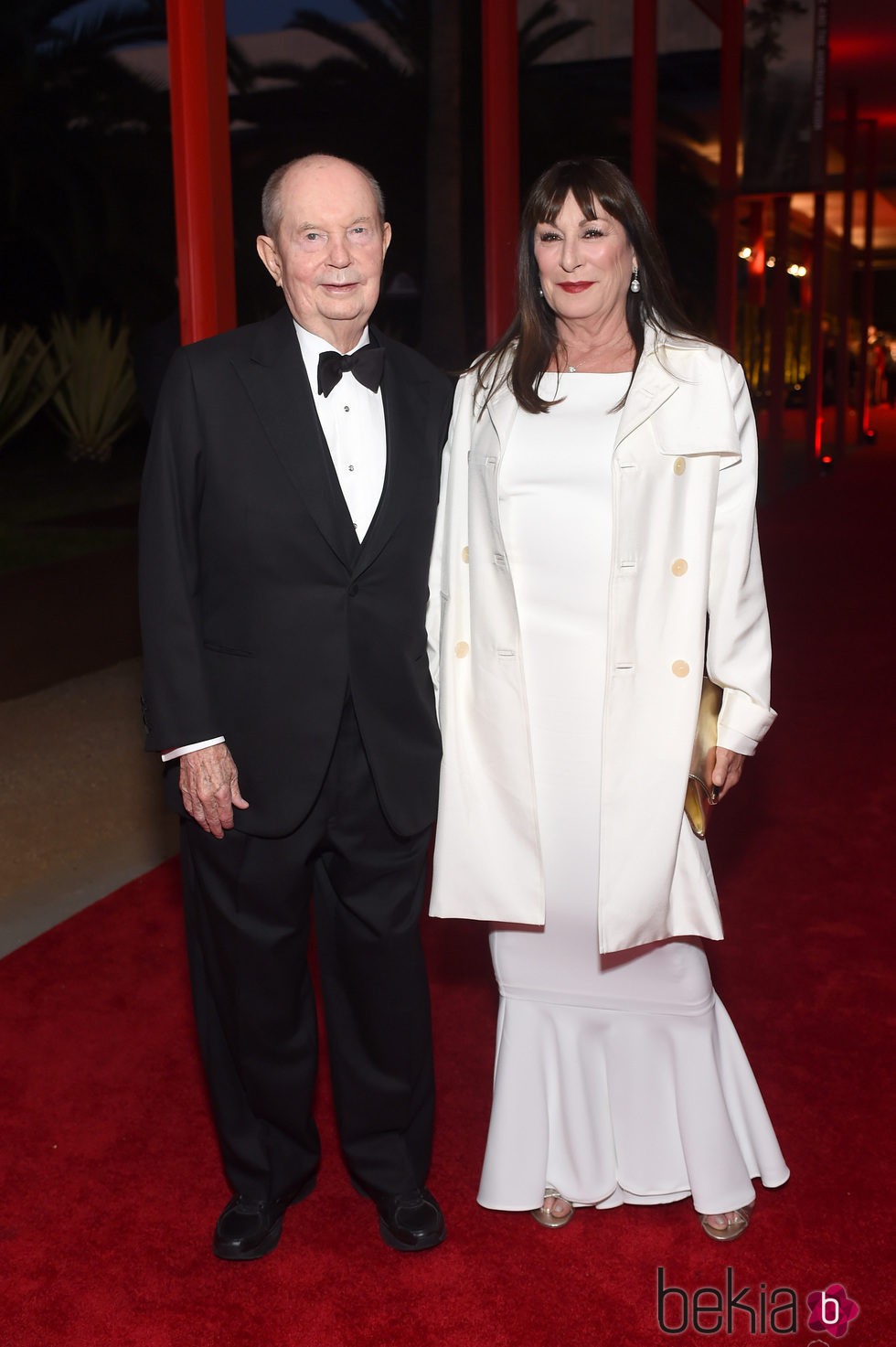 Jerry Perenchio y Anjelica Huston en la gala del 50 aniversario del LACMA