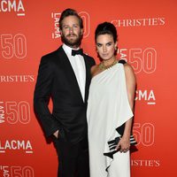 Armie Hammer y Elizabeth Chambers en la gala del 50 aniversario del LACMA