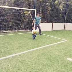 Iker Casillas practicando un poco de fútbol con su hijo Martín