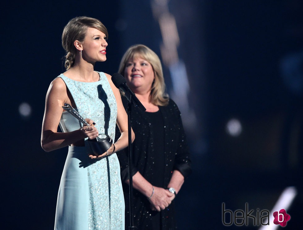 Taylor Swift recogiendo junto a su madre Andrea Finlay el Premio Milestone de los ACM Awards 2015