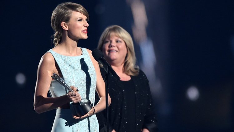 Taylor Swift recogiendo junto a su madre Andrea Finlay el Premio Milestone de los ACM Awards 2015