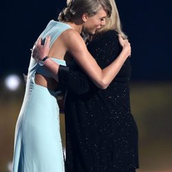 Taylor Swift abrazando a su madre Andrea Finlay en los ACM Awards 2015