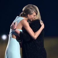 Taylor Swift abrazando a su madre Andrea Finlay en los ACM Awards 2015