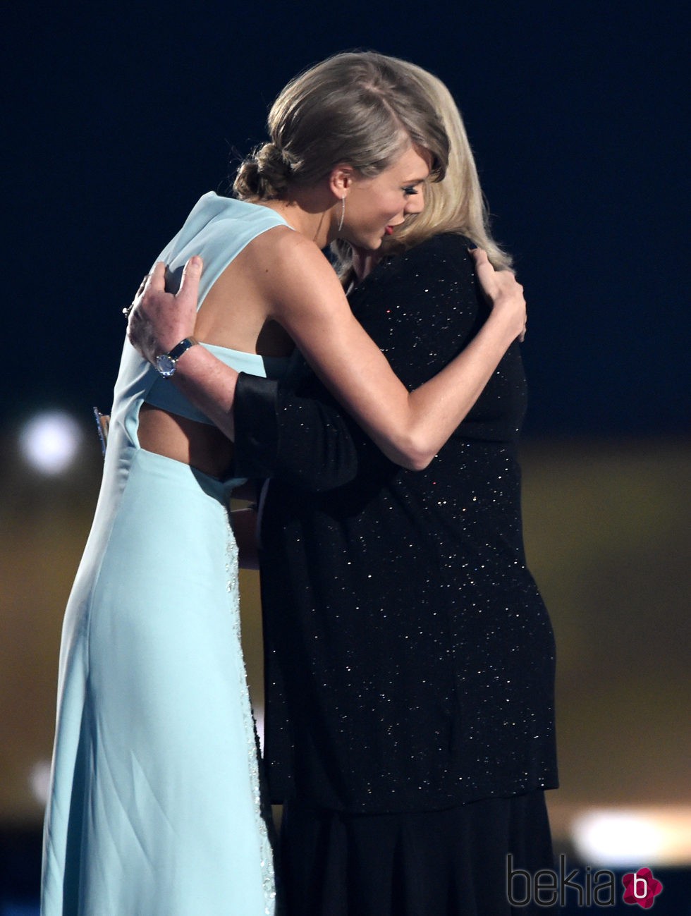 Taylor Swift abrazando a su madre Andrea Finlay en los ACM Awards 2015