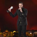 Luke Bryan con su galardón en los ACM Awards 2015