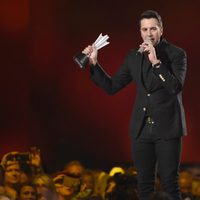 Luke Bryan con su galardón en los ACM Awards 2015