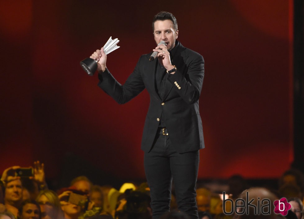 Luke Bryan con su galardón en los ACM Awards 2015