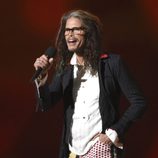 Steven Tyler durante su actuación en los ACM Awards 2015