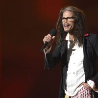 Steven Tyler durante su actuación en los ACM Awards 2015