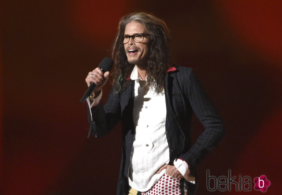 Steven Tyler durante su actuación en los ACM Awards 2015