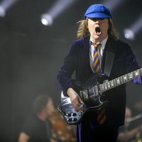 Angus Young de ACDC actuando en el segundo fin de semana del Coachella 2015