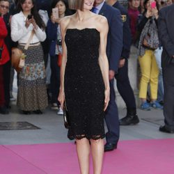 La Reina Letizia estrena nuevo look en los Premios Woman 2015