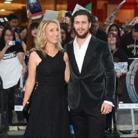 Aaron Taylor-Johnson y Sam Taylor-Johnson en el estreno de 'Los Vengadores: la era de Ultron' en Londres