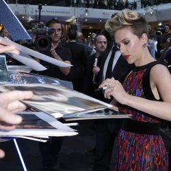 Scarlett Johansson firmando autógrafos en el estreno de 'Los Vengadores: la era de Ultron' en Londres