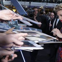 Scarlett Johansson firmando autógrafos en el estreno de 'Los Vengadores: la era de Ultron' en Londres