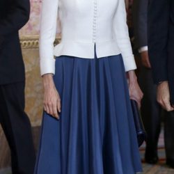 La Reina Letizia con traje repetido y corte bob en el almuerzo previo al Premio Cervantes 2014